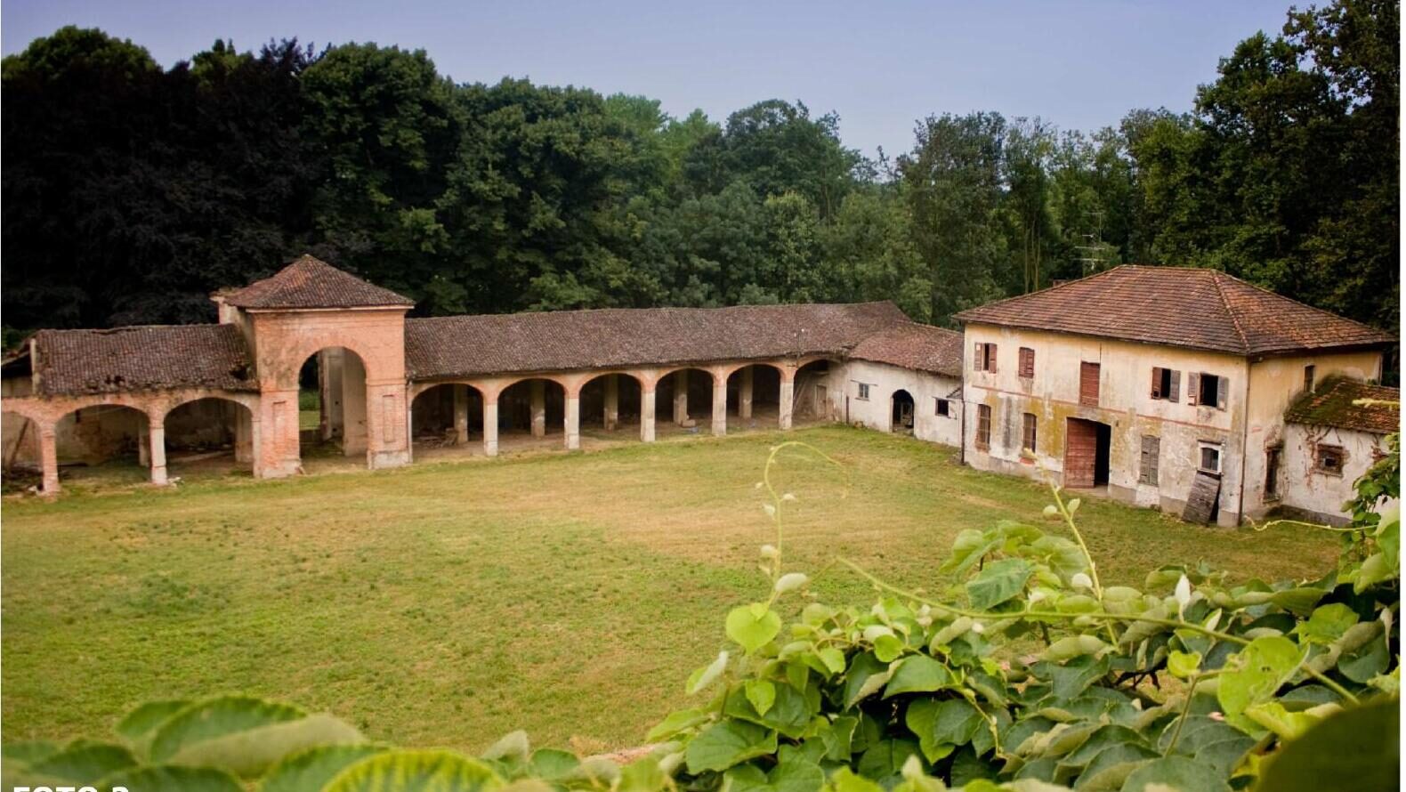 Arcaded wings framing the courtyard